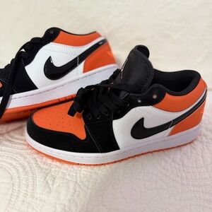 Nike Black and Orange Jordan NWOT Women 7 Boys 5